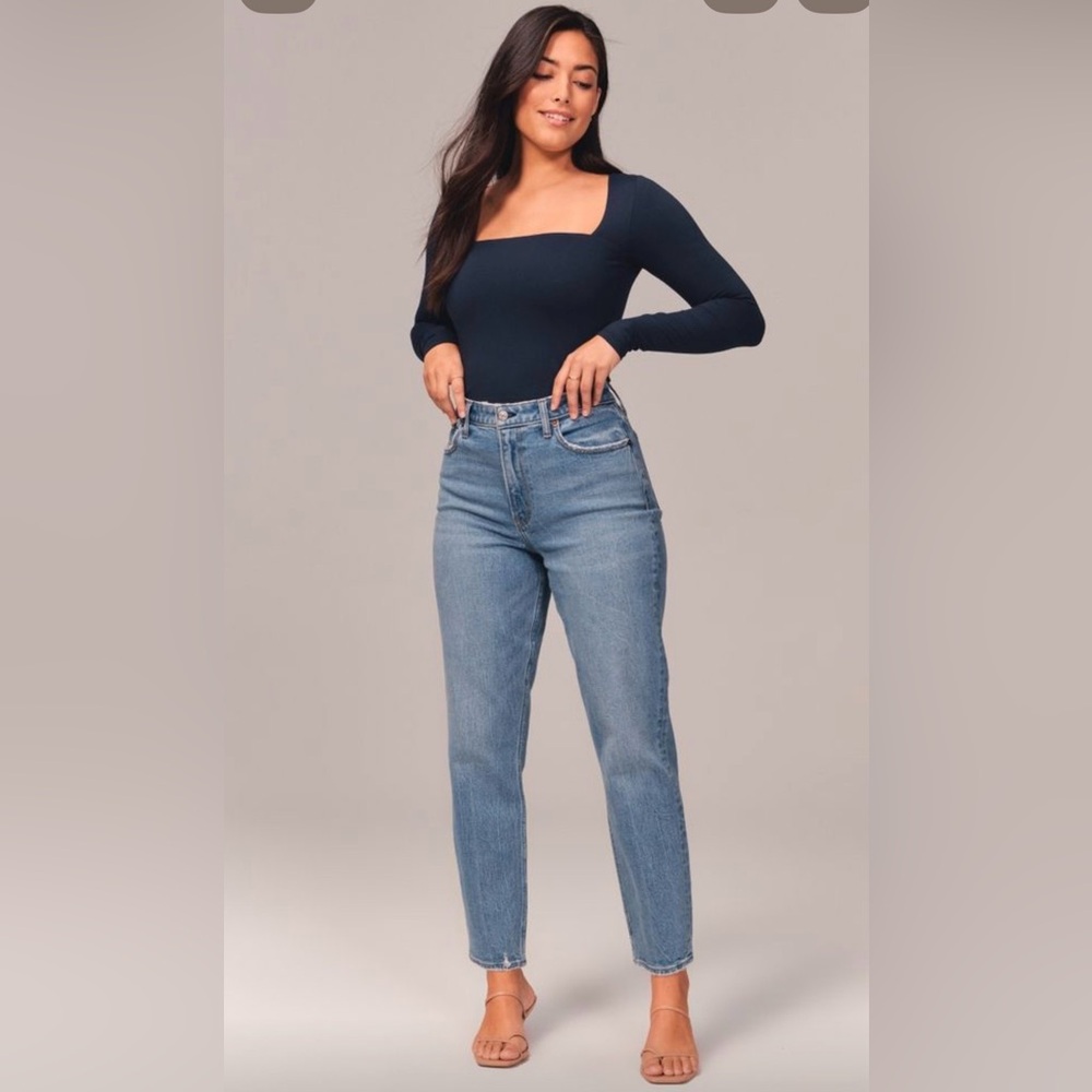 Abercrombie & Fitch Women's High-Rise Mom Jeans, Curve Love, 27 4 Short S